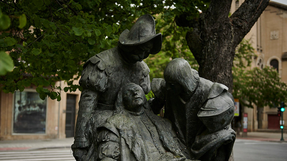 Estatua de Ignacio de Loyola en la avenida de San Ignacio de Pamplona. PABLO LASAOSA
