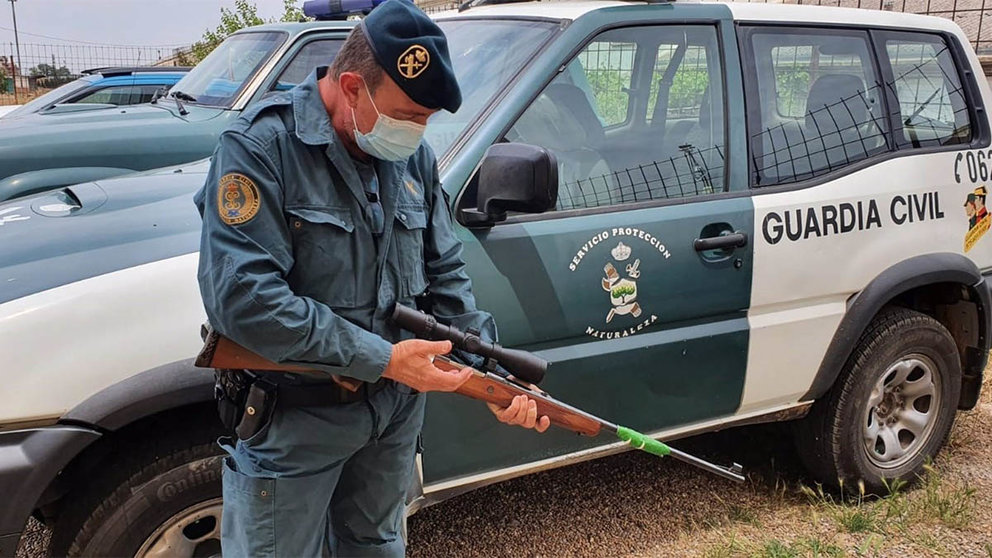 La Guardia Civil interviene un rifle a un cazador que conducía con el arma cargada. GUARDIA CIVIL
