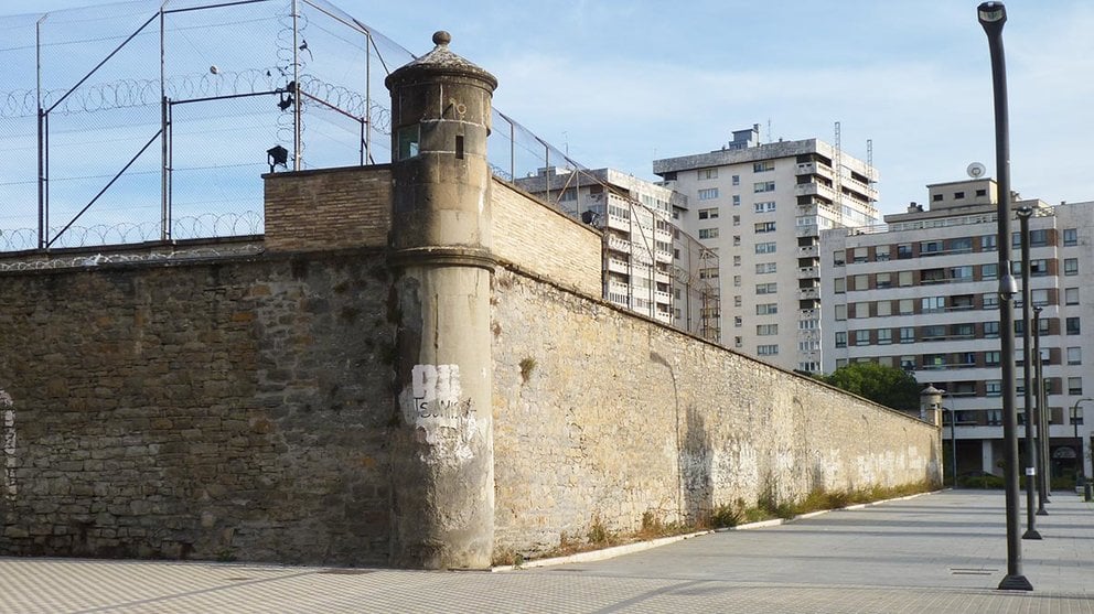 La muralla con garita que rodeaba la cárcel de Pamplona. Navarra.com