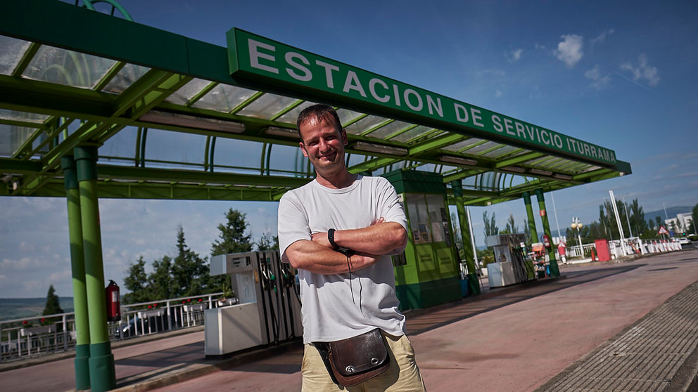 Rubén Istúriz, trabajador estación de servicio de Iturrama en la calle Esquiroz. PABLO LASAOSA