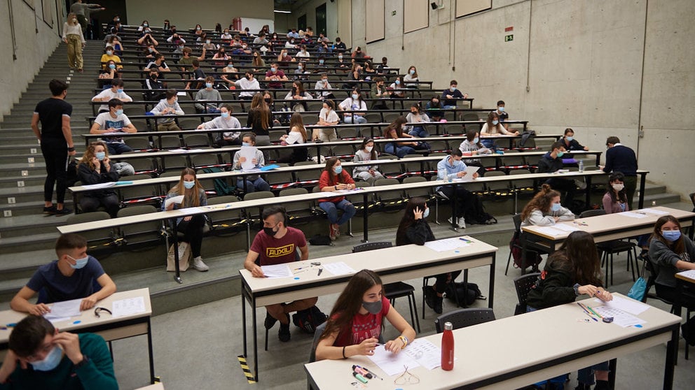 Los estudiantes de Navarra se presentan a la prueba de la Evau en el Aulario de la Universidad de Navarra. MIGUEL OSÉS