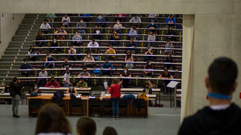 Los estudiantes de Navarra se presentan a la prueba de la Evau en el Aulario de la Universidad de Navarra. MEGAN WALLS