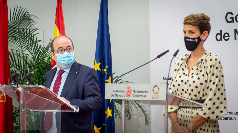 La presidenta del Gobierno de Navarra, María Chivite, y el ministro de Cultura y Deporte, Miquel Iceta. ARCHIVO