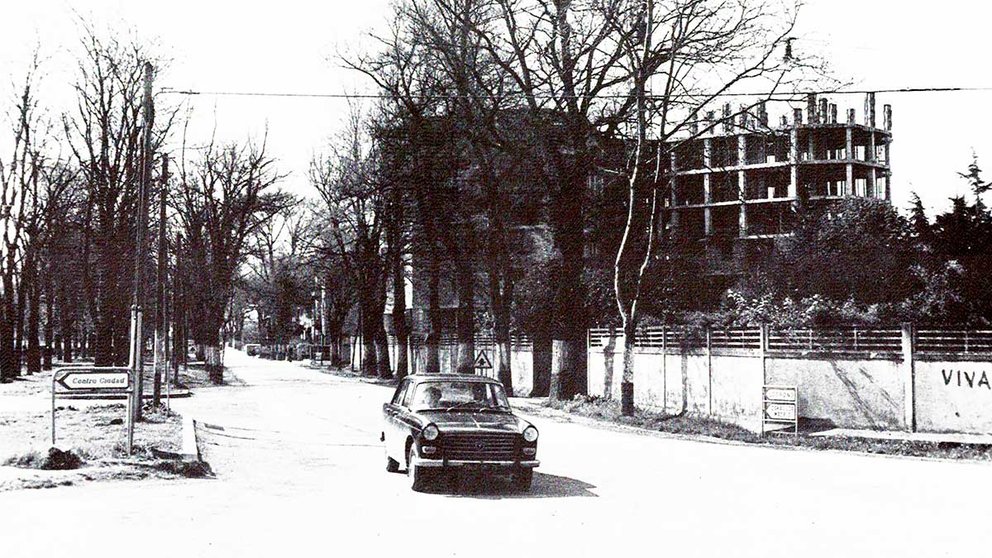 Carretera de circunvalación en el cruce con la avenida de Bayona en 1966. Libro 'Pamplona calles y barrios' de José Joaquín Arazuri.