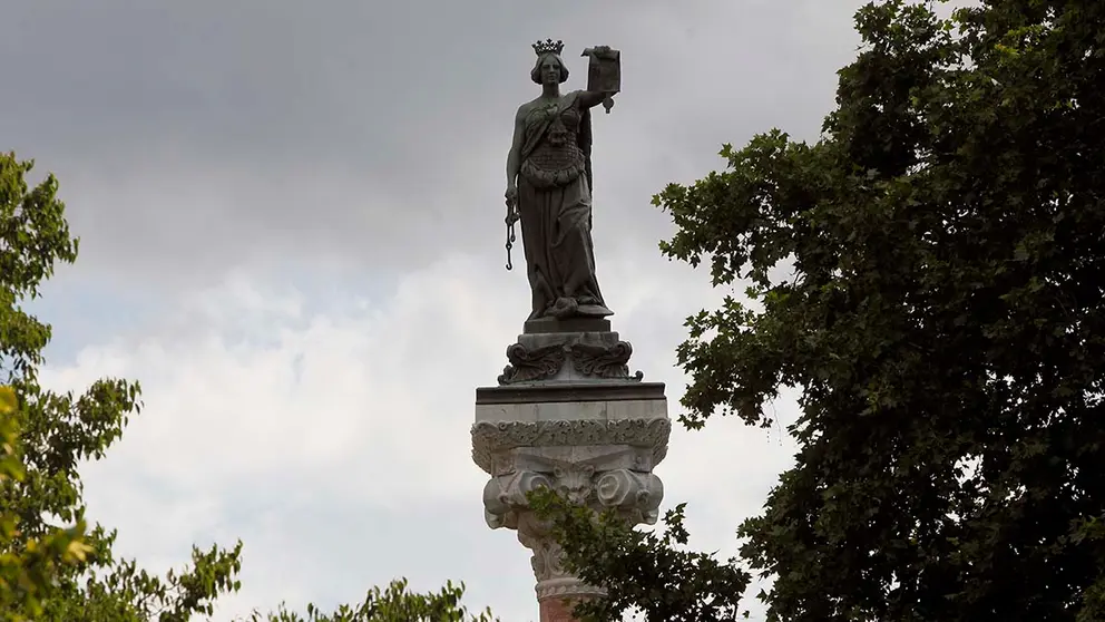 ESTATUA DE LOS FUEROS