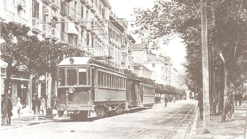 El tranvia del Irati en el Paseo de Sarasate. Libro 'Pamplona calles y barrios' de José J. Arazuri.