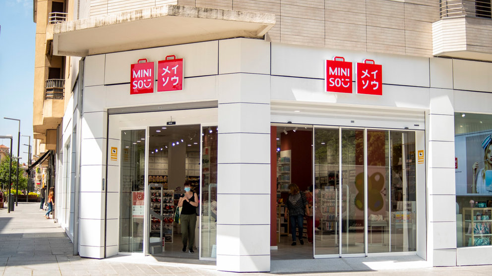 Exterior de la nueva tienda Miniso en Pamplona, situada en la Avenida de Carlos III. MEGAN WALLS
