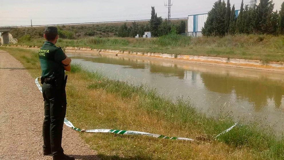 Un agente de Guardia Civil en la zona donde se ha encontrado una camiseta y las zapatillas del niño desaparecido en Gallur (Zaragoza). GUARDIA CIVIL