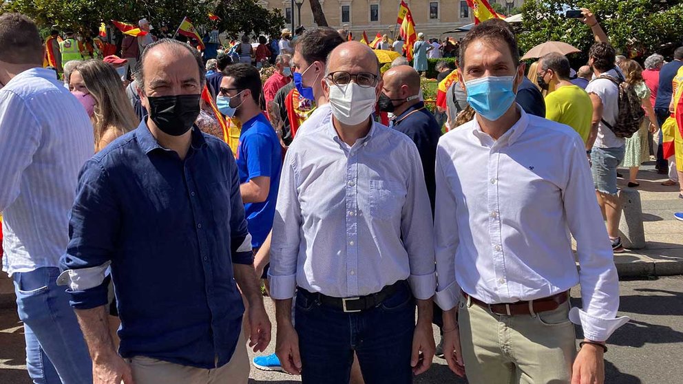Carlos García Adanero, Alberto Catalán y Sergio Sayas, en la concentración celebrada en Colón en contra de los indultos a los golpistas de Cataluña. CEDIDA