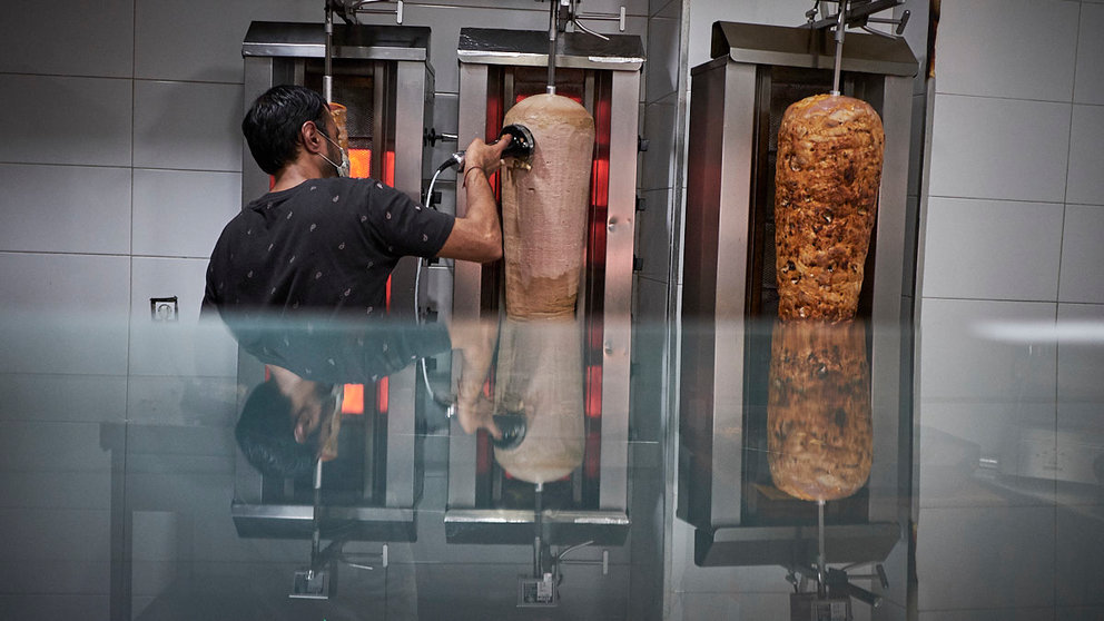 Restaurente kebab “Luka” famoso por sus minidurum, con carne y patatas. PABLO LASAOSA