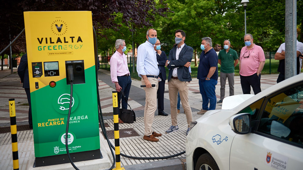 La Gerencia y la Comisión de Urbanismo del Ayuntamiento de Pamplona visitan los nuevos puntos de recarga para vehículos eléctricos. MIGUEL OSÉS