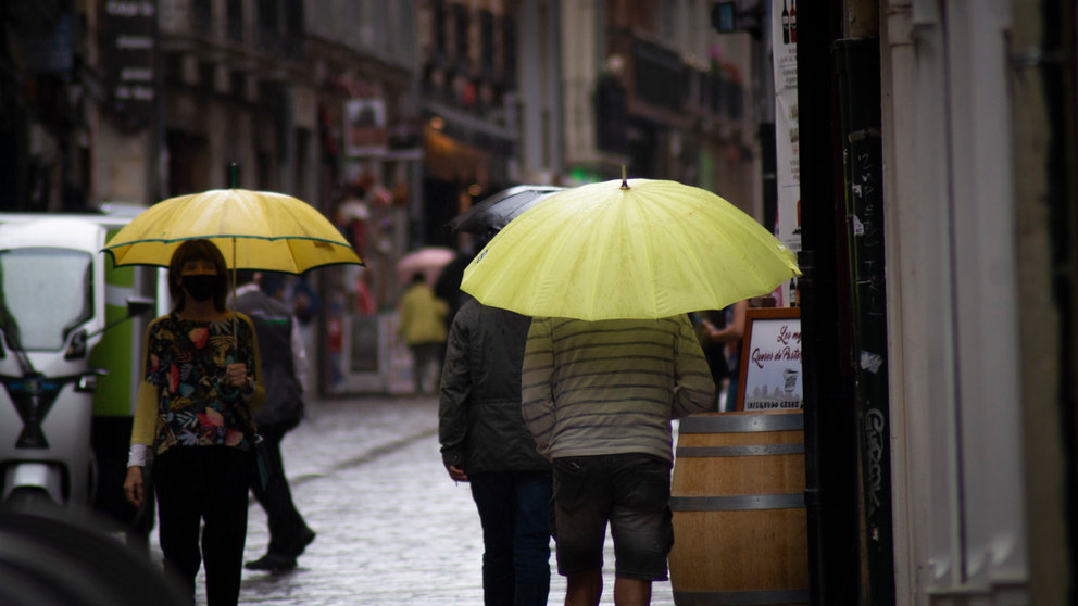 Las lluvias llegan a Pamplona en pleno mes de Junio. MEGAN WALLS
