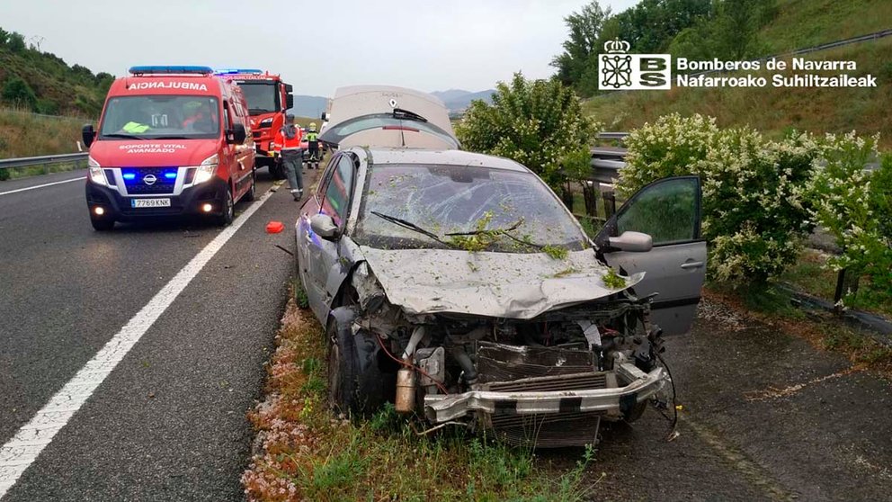 Estado en el que ha quedado uno de los vehículos involucrados en el accidente de tráfico de Astráin. BOMBEROS DE NAVARRA