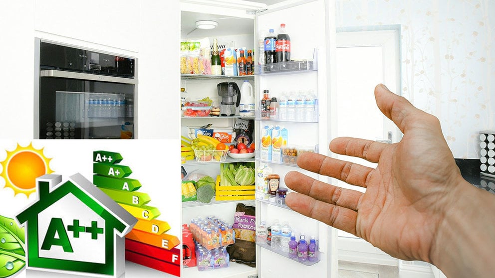 Una persona señala su frigorífico repleto de comida. ARCHIVO