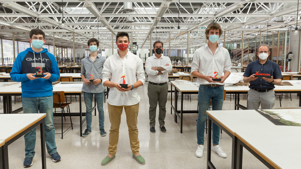 Los ganadores de la Olimpiada Navarra de Dibujo Técnico 2021 Iosu Echeveste, Javier Otazua, Álvaro Sacristán y Nicolás Torrecillas, junto con Eduardo Domingo -director de Desarrollo de la Escuela Técnica Superior de Arquitectura- y Ricardo Echeveste -profesor de Dibujo en el Colegio Jesuitas-San Ignacio. UNIVERSIDAD DE NAVARRA