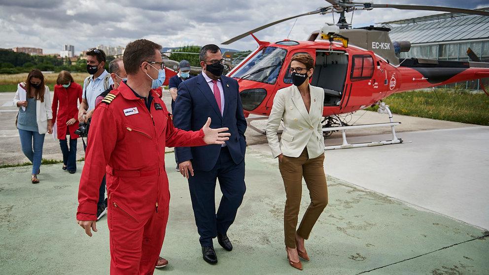 La presidenta del Gobierno de Navarra, María Chivite y el vicepresidente primero, Javier Remírez, visitan la flota de helicópteros de emergencias y las instalaciones de Miluce. PABLO LASAOSA