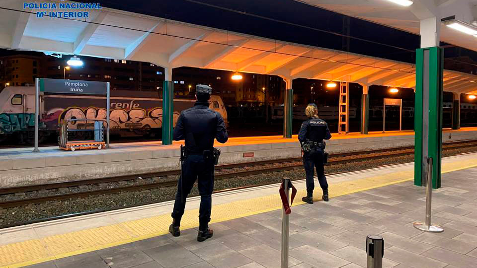 Agentes de la Policía Nacional en la estación de tren de Pamplona. POLICÍA NACIONAL