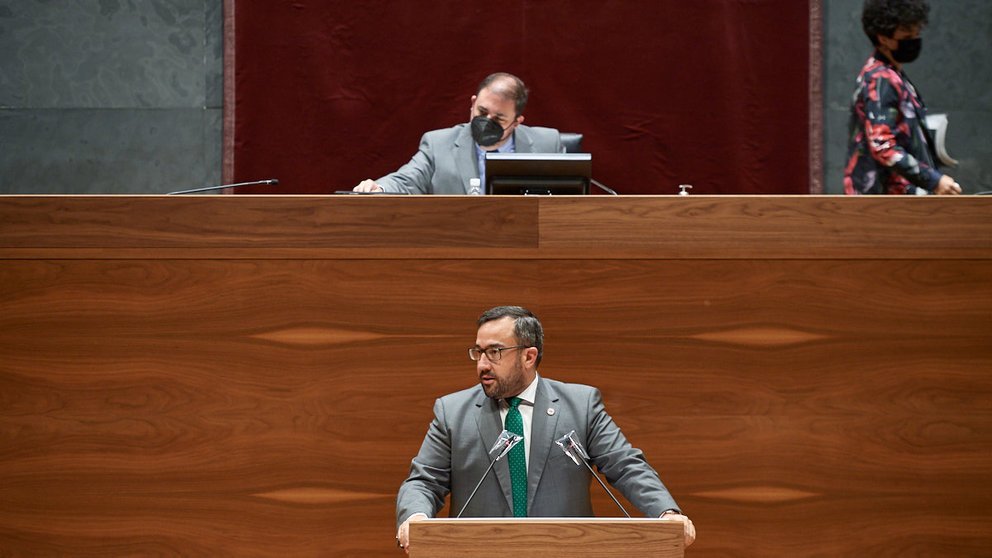 El vicepresidente primero del gobierno de Navarra, Javier Remirez, habla en la tribuna del parlamento, durante la sesión plenaria de los jueves. MIGUEL OSÉS