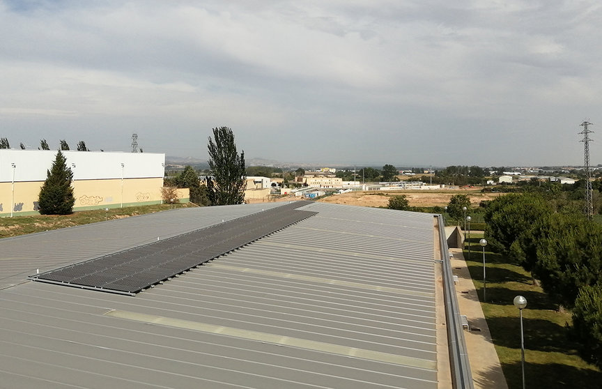 Imagen de las placas solares instaladas en el edificio de talleres del campus de la UPNA en Tudela.UPNA