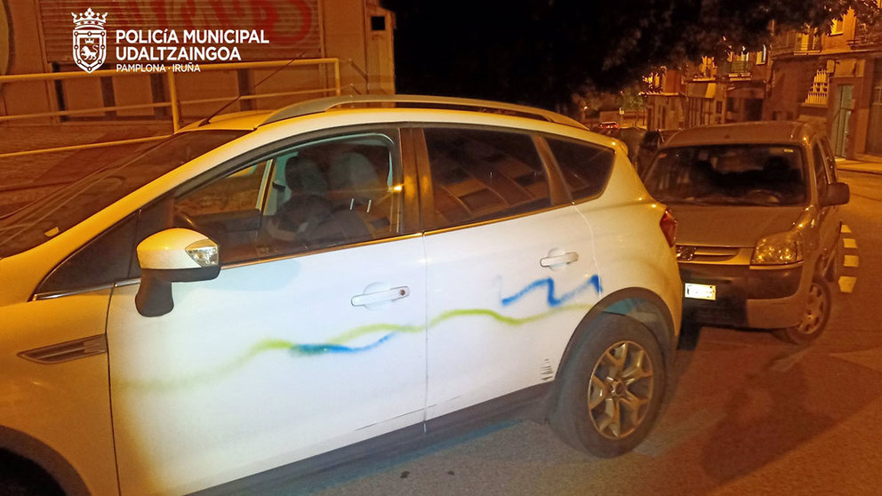 25-06-2021 Vehículo pintado..

La Policía Municipal de Pamplona ha identificado esta pasada noche a una madre y a su hijo de 19 años tras realizar pintadas en al menos 18 vehículos.

SOCIEDAD ESPAÑA EUROPA NAVARRA
POLICÍA MUNICIPAL DE PAMPLONA
