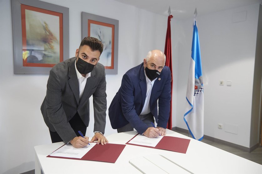 El vicepresidente José Mª Aierdi y el alcalde de Zizur Mayor, Jon Gondán, firmando el convenio. GOBIERNO DE NAVARRA