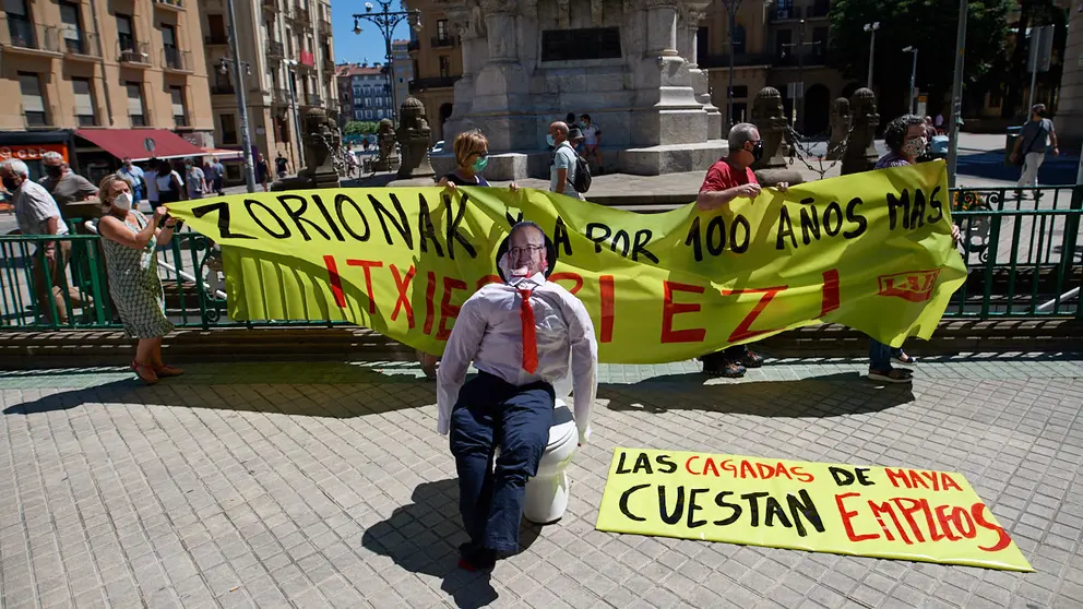 Acto de LAB contra el cierre de los baños públicos del paseo de Sarasate. MIGUEL OSÉS