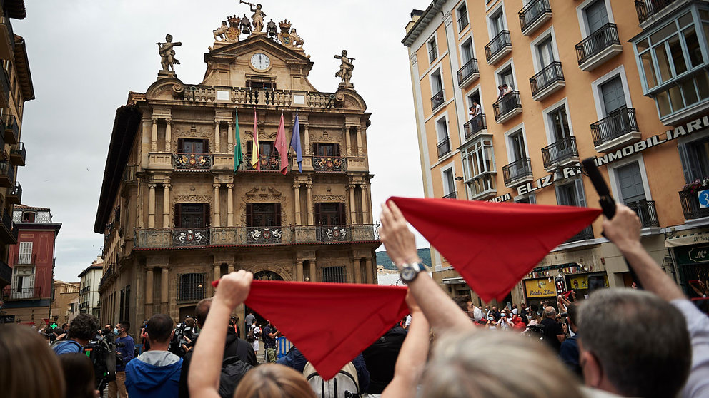 Varias personas vestidas de blanco y rojo en la Plaza del Ayuntamiento durante el no chupinazo en las no fiestas de San Fermín de 2021. PABLO LASAOSA