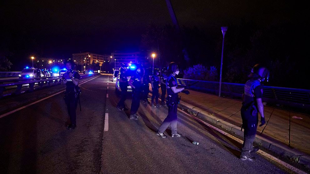Policía Municipal, Policía Foral y Policía Nacional intervienen en una rave en el puente de Aranzadi donde había más de 600 personas. PABLO LASAOSA