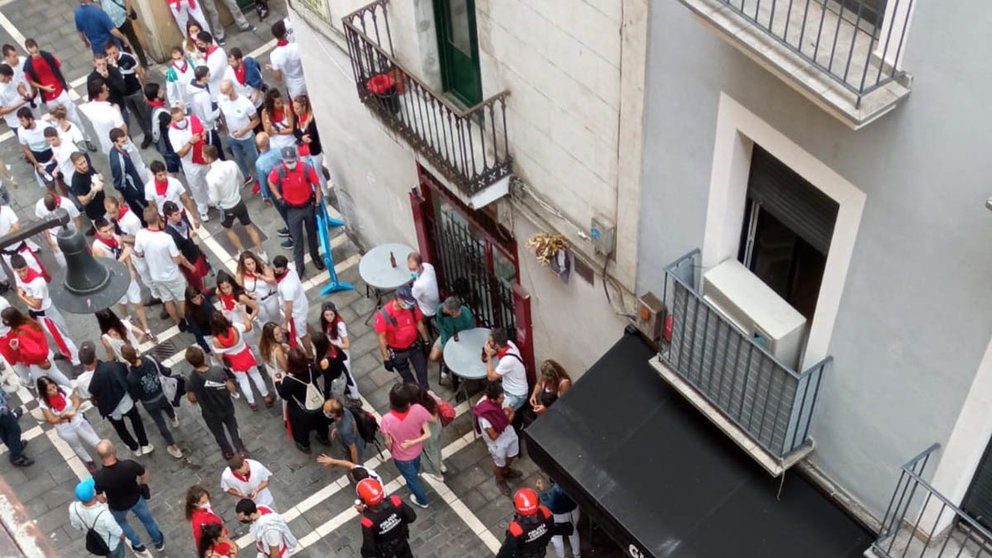 La Policía Foral desaloja una de las calles del centro de Pamplona al no poder garantizar la distancia de seguridad por el coronavirus. POLICÍA FORAL