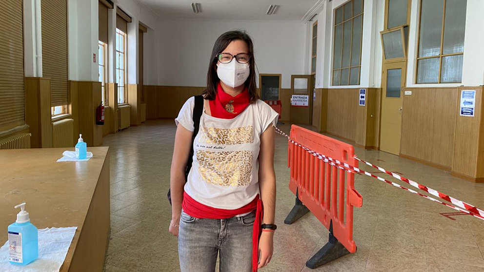 La pamplonesa Irene Usán, de 28 años, después de vacunarse en el antiguo edificio de Maristas.