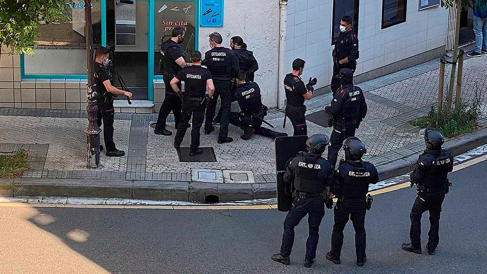 La Ertzaintza ha detenido este jueves en San Sebastián al presunto autor del asesinato de una mujer de 43 años en la localidad navarra de Murchante. EFE/Gorka Estrada