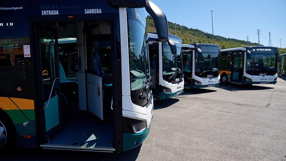 Presentación de los 10 nuevos autobuses híbridos que formarán parte de la flota del Transporte Urbano Comarcal. MIGUEL OSÉS