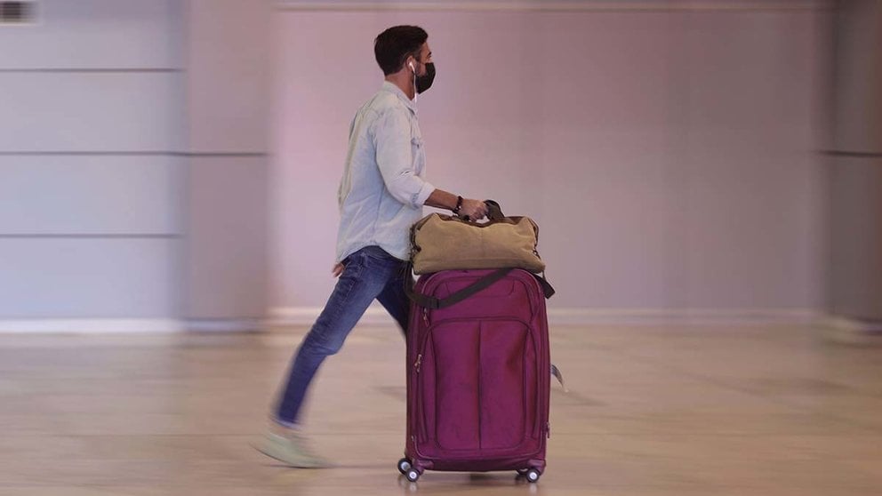 Un hombre camina con su equipaje en la terminal T1 del Aeropuerto de Madrid - Barajas Adolfo Suárez. EDUARDO PARRA/EP