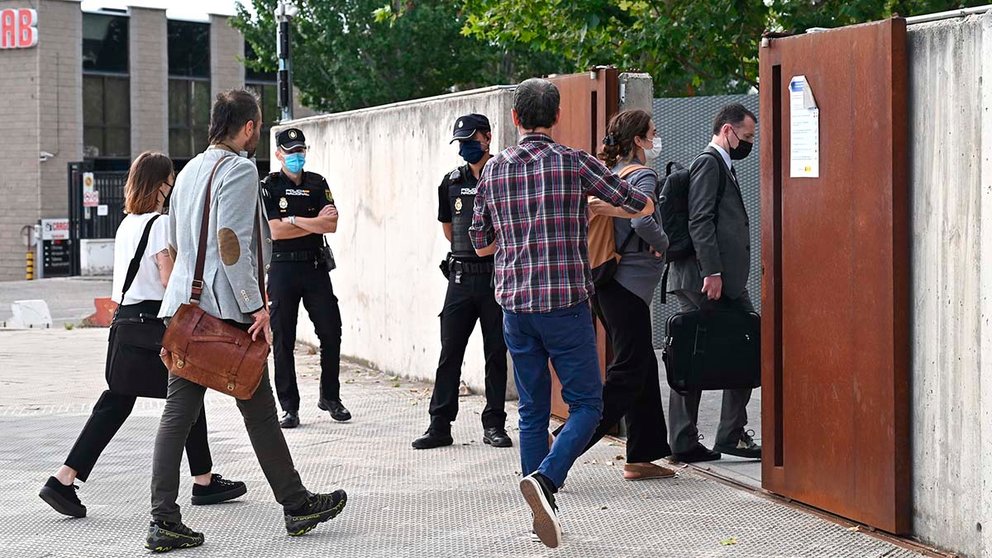 Los acusados entran en los juzgados de la Audiencia Nacional con motivo del juicio a nueve acusados de integrar el considerado frente jurídico de ETA, Halboka, este lunes en San Fernando de Henares (Madrid). EFE/Fernando Villar