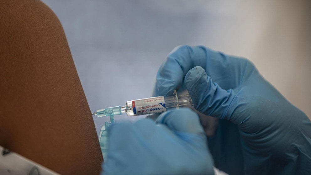 Una enfermera vacuna contra la gripe. EUROPA PRESS