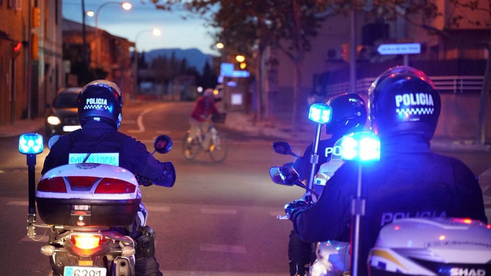 Dos agentes de la Policía Local de Palma en una imagen de recurso. EUROPA PRESS