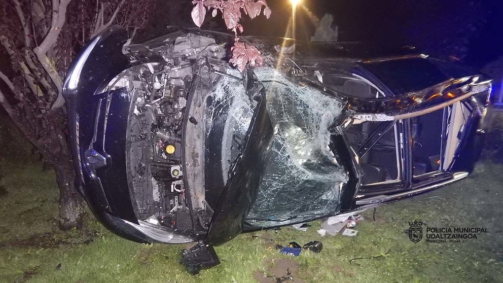 Un conductor da positivo en alcohol y drogas tras sufrir un accidente en Pamplona. POLICÍA MUNICIPAL DE PAMPLONA