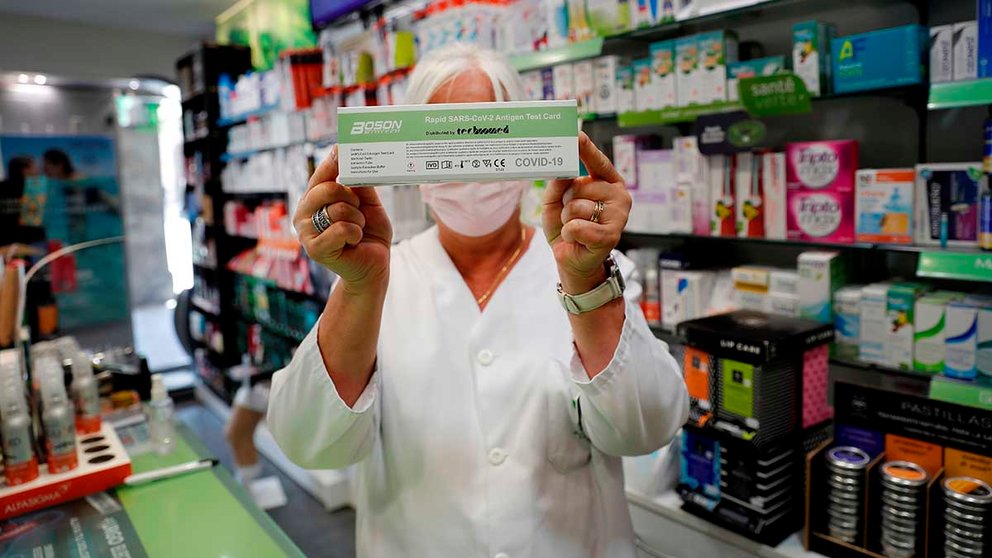 Las farmacias navarras ya venden desde este jueves el test de antígenos para el autodiagnóstico de covid a cualquier persona sin necesidad de presentar una receta médica. EFE/Villar López
