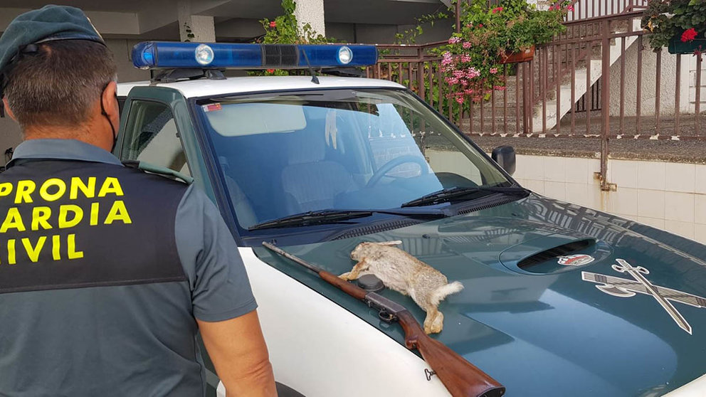 Un agente de la Guardia Civil con la coneja recuperada del cazador, vecino de Tafalla. CEDIDA