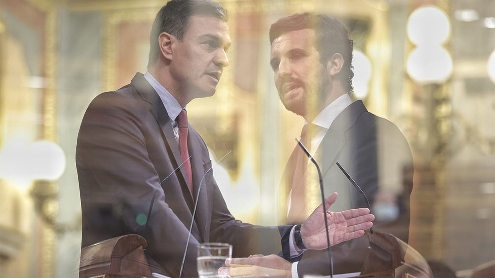 Montaje del líder del PP, Pablo Casado (d), y el presidente del Gobierno, Pedro Sánchez, en una sesión de control al Gobierno en el Congreso de los Diputados. EUROPA PRESS