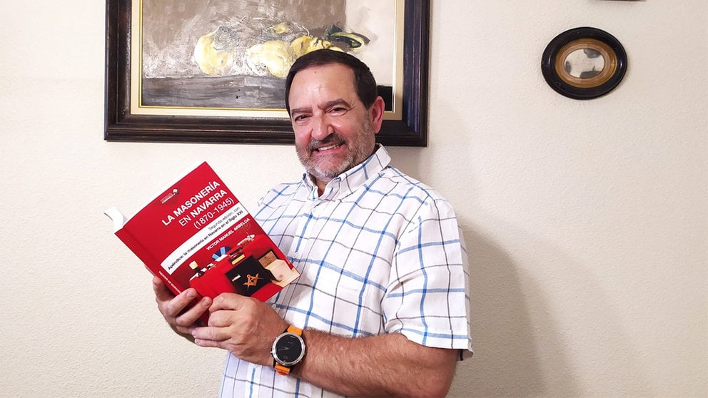 Andoni Fuentes de Cía posa con el nuevo libro "La masonería en Navarra". IMAGEN DE ARCHIVO