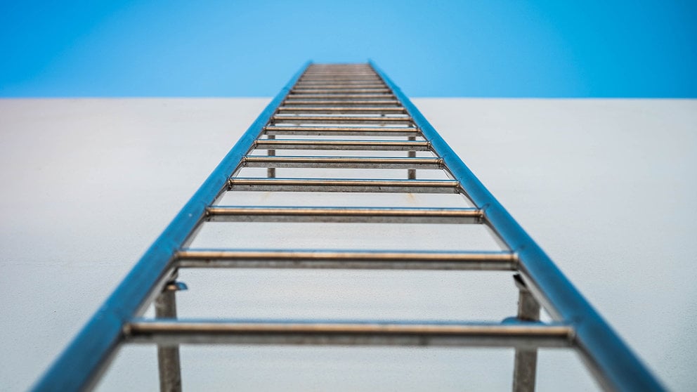 Imagen de una escalera pegada a un edificio. ARCHIVO