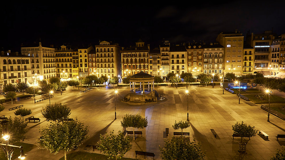 La Plaza del Castillo de Pamplona, completamente vacía, minutos después del comienzo del toque de queda producido por el coronavirus. PABLO LASAOSA