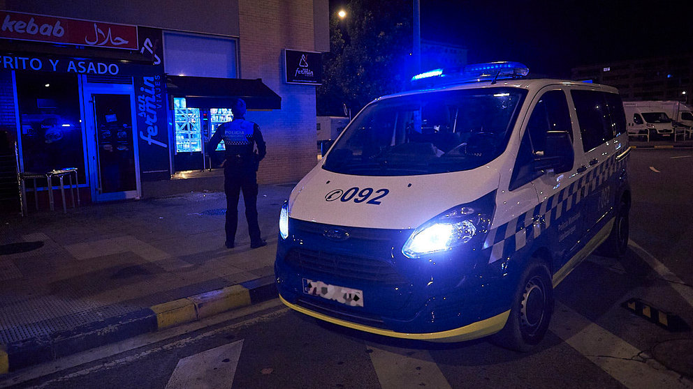 Policía Municipal de Pamplona interviene en un robo con fuerza en la Rochapea, durante el toque de queda producido por la quinta ola del coronavirus. PABLO LASAOSA