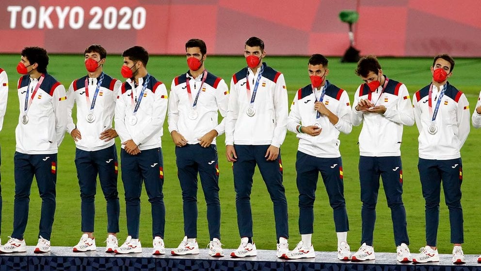 Mikel Merino y otros jugadores de la selección española de fútbol, durante el momento de recepción de la medalla de plata conseguida en los Juegos Olímpicos de Tokyo. 
Rodrigo Reyes Marin / ZUMA Press W /  DPA