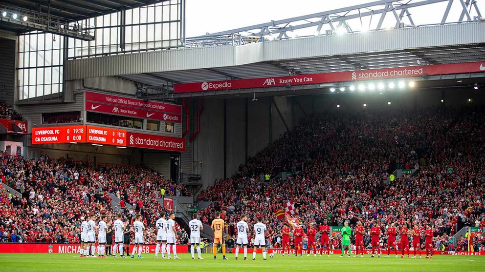 Aficionados, trío arbitral y jugadores de Liverpool y Osasuna homenajean con un minuto de aplausos a Michael Robinson en el amistoso de Anfield. LIVERPOOL