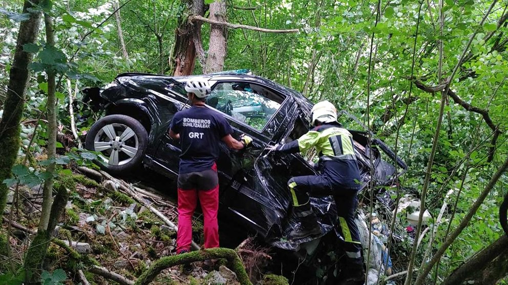 Grave accidente de circulación en Navarra con tres heridos al caer un coche por un terraplén en Urroz de Santesteban.