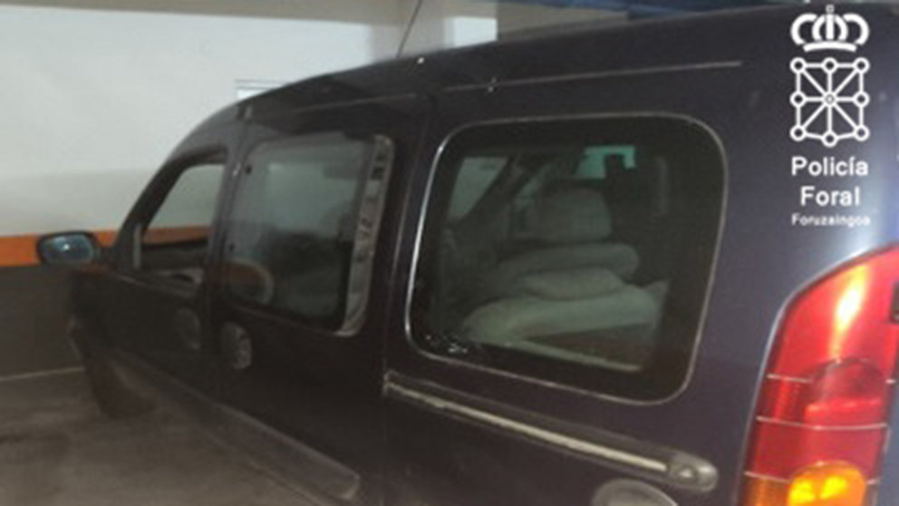 Imagen de la furgoneta robada por el detenido dentro del garaje. POLICÍA FORAL