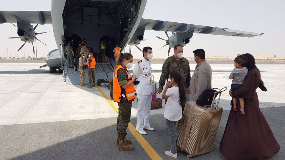 Un grupo de personas a su llegada a Dubai tras haber sido repatriados de Afganistán por el Gobierno español. MINISTERIO DE DEFENSA