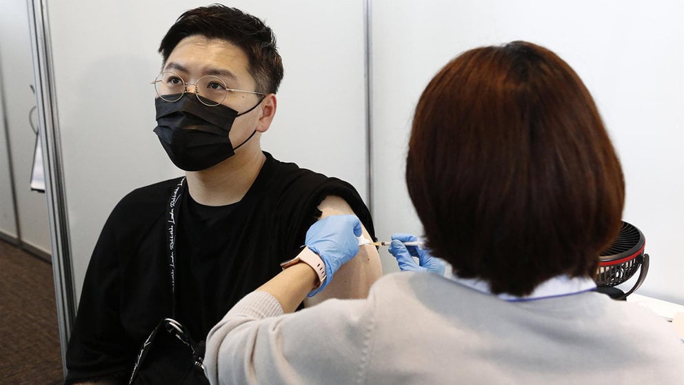 Un hombre recibe una dosis de la vacuna Moderna en un centro de vacunación de Tokio. EUROPA PRESS